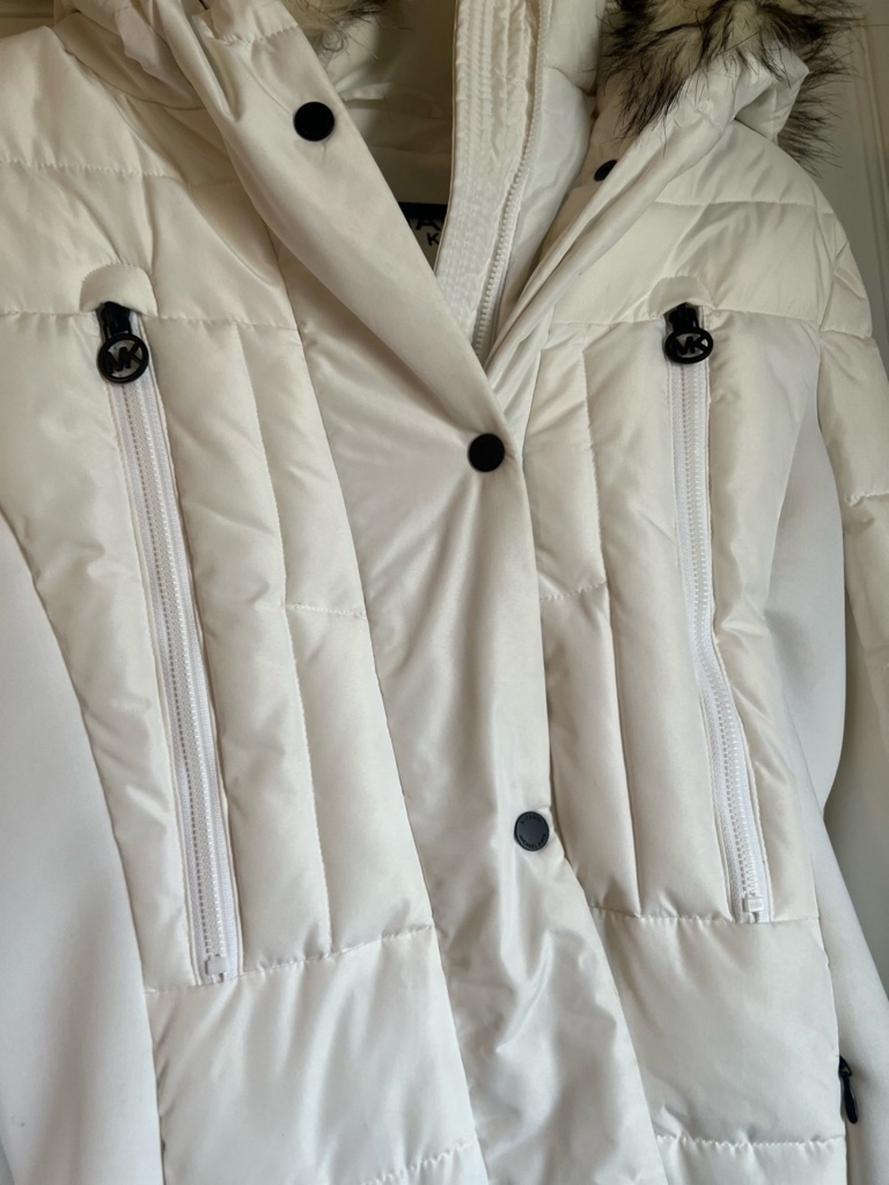 Michael Kors White Quilted Hooded Puffer Coat with Faux Fur Trim - Picture 3 of 8